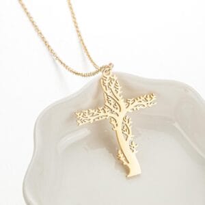 Elegant Gold Cross Pendant Chain Necklace