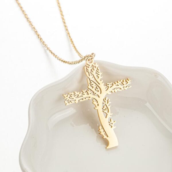 1625341992143818752 Elegant Gold Cross Pendant Chain Necklace