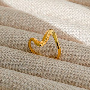 Chic Gold Wavy Ring - Stainless Steel Minimalist Band