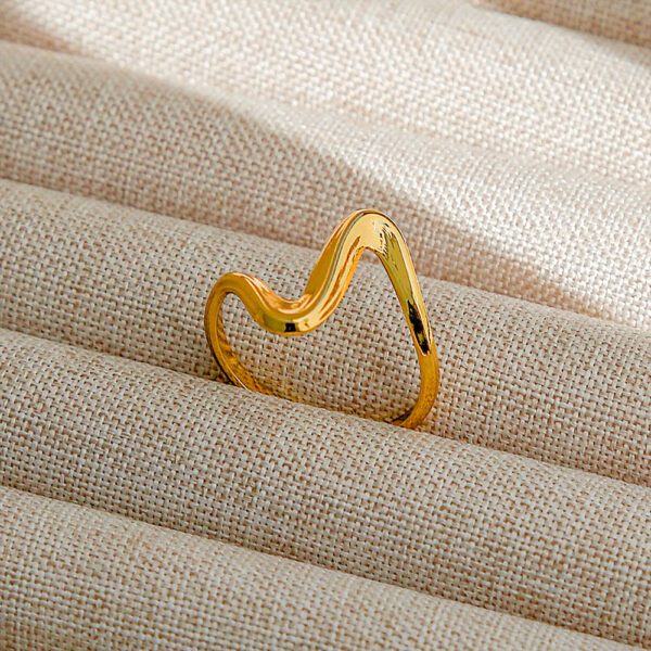 Chic Gold Wavy Ring - Stainless Steel Minimalist Band